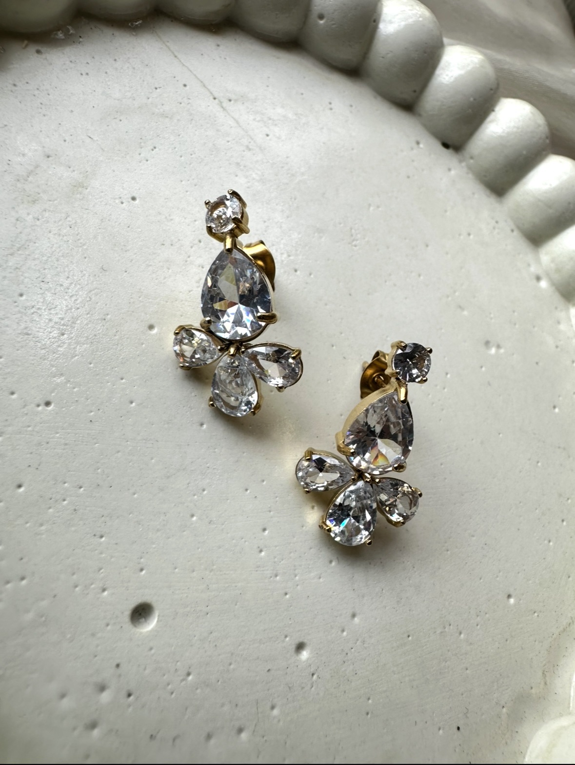 Teardrop crystal studs earrings